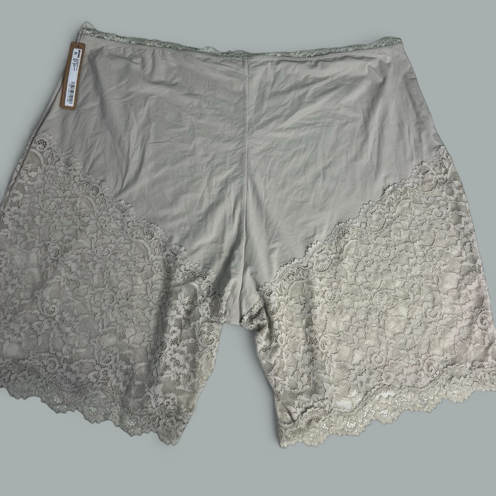 SKIMS Fits Everybody Lace Shorts 📦 (4X Color: Stone) - Picture 2 of 4